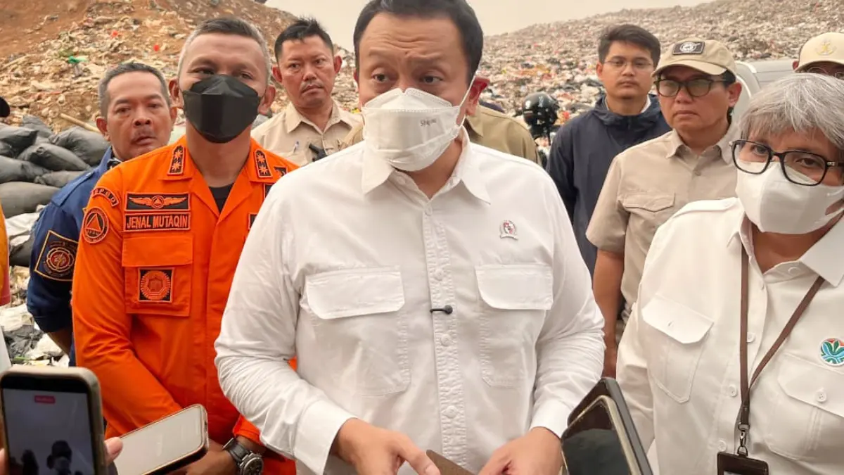 Wakil Menteri Lingkungan Hidup, Diaz Hendropriyono meninjau lokasi kebakaran lahan di TPA Galuga, Cibungbulang, Kabupaten Bogor, Selasa, 8 September 2026. (Septi Nulawam H/Radar Bogor)
