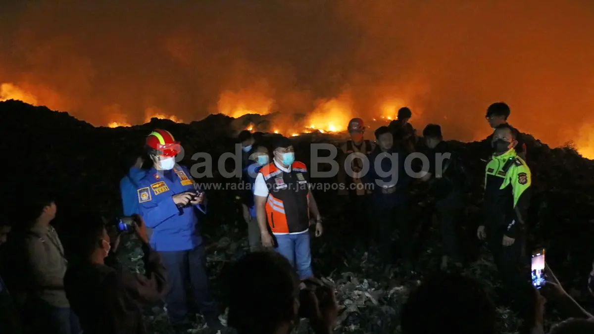 Petugas memadamkan api yang membakar Tempat Pembuangan Akhir Sampah (TPAS) Galuga, Kabupaten Bogor, Jawa Barat. Rabu (8/9/2026) dini hari. Berdasarkan hasil pendataan sementara hingga pagi hari, area yang terdampak kebakaran diperkirakan mencapai sekitar 5 hektare dengan total luas kawasan mencapai sekitar 42 hektare, dimana 4 hektare merupakan bagian wilayah Kabupaten Bogor dan 38 hektare berada di wilayah Kota Bogor. Foto : Hendi Novian