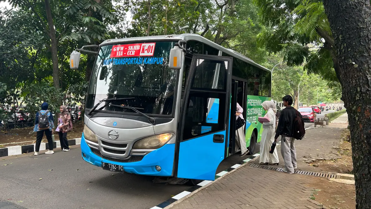 Bus Si Bolang IPB Dramaga saat mengangkut mahasiswa di Sekolah Vokasi IPB Bogor. Foto: Fauzan/Radar Bogor