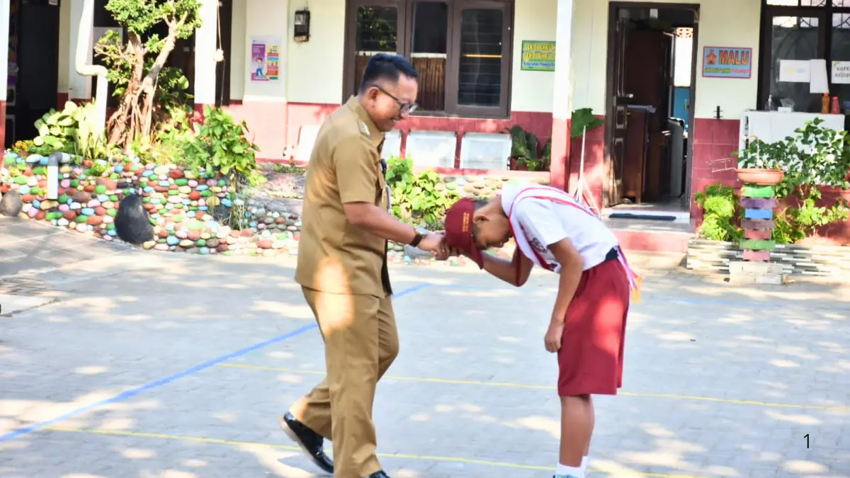 Ilustrasi siswa SD menyalami gurunya (Sumber: jatengprov.go.id)