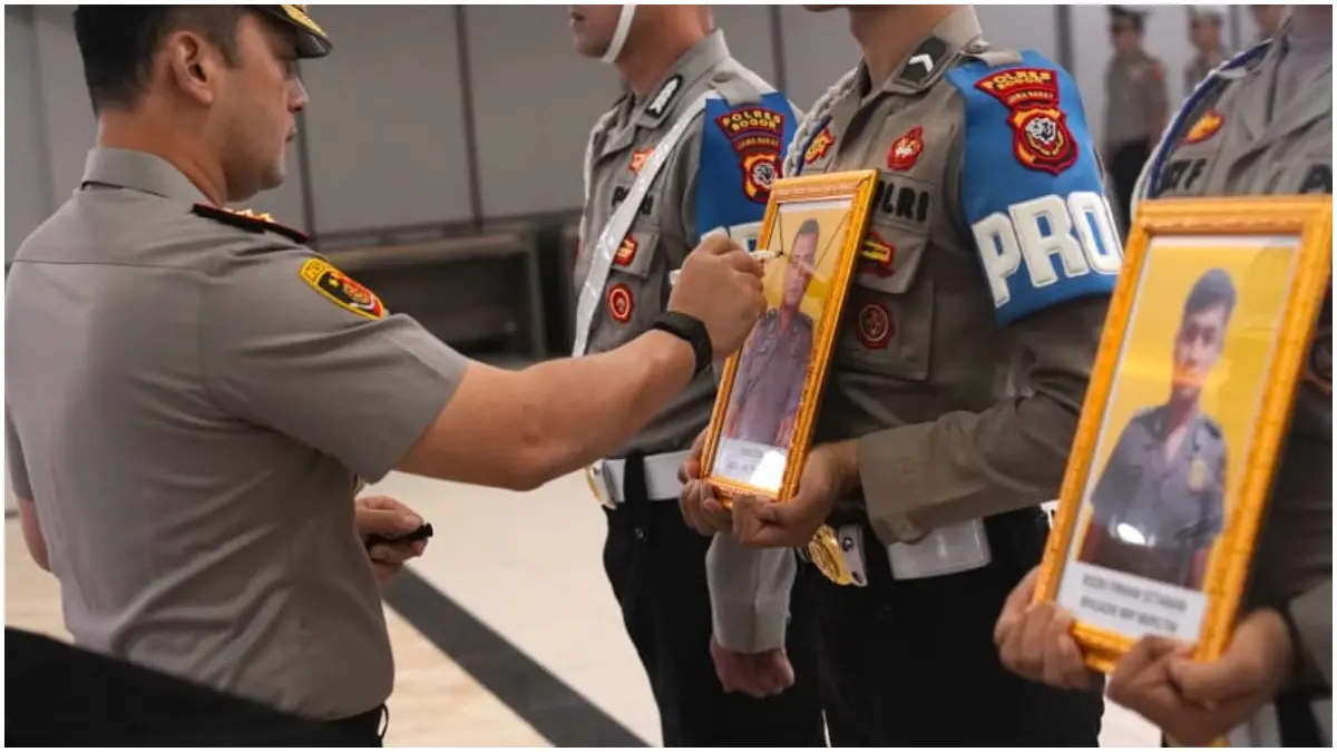Kapolres Bogor, AKBP Wikha Ardilestanto saat mencoret tiga personel Polres Bogor. (Foto : Polres Bogor)