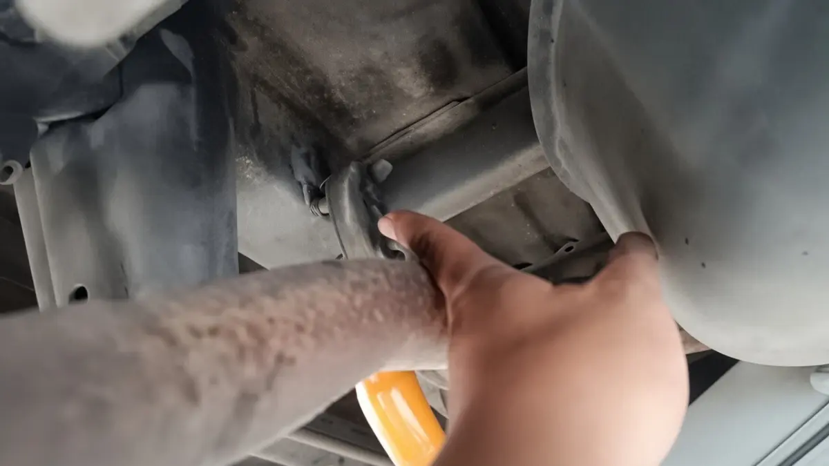 Karet gantungan knalpot yang aus pada mobil Avanza dan Xenia penyebab bunyi glodok-glodok. (YouTube tips otomotif channel)