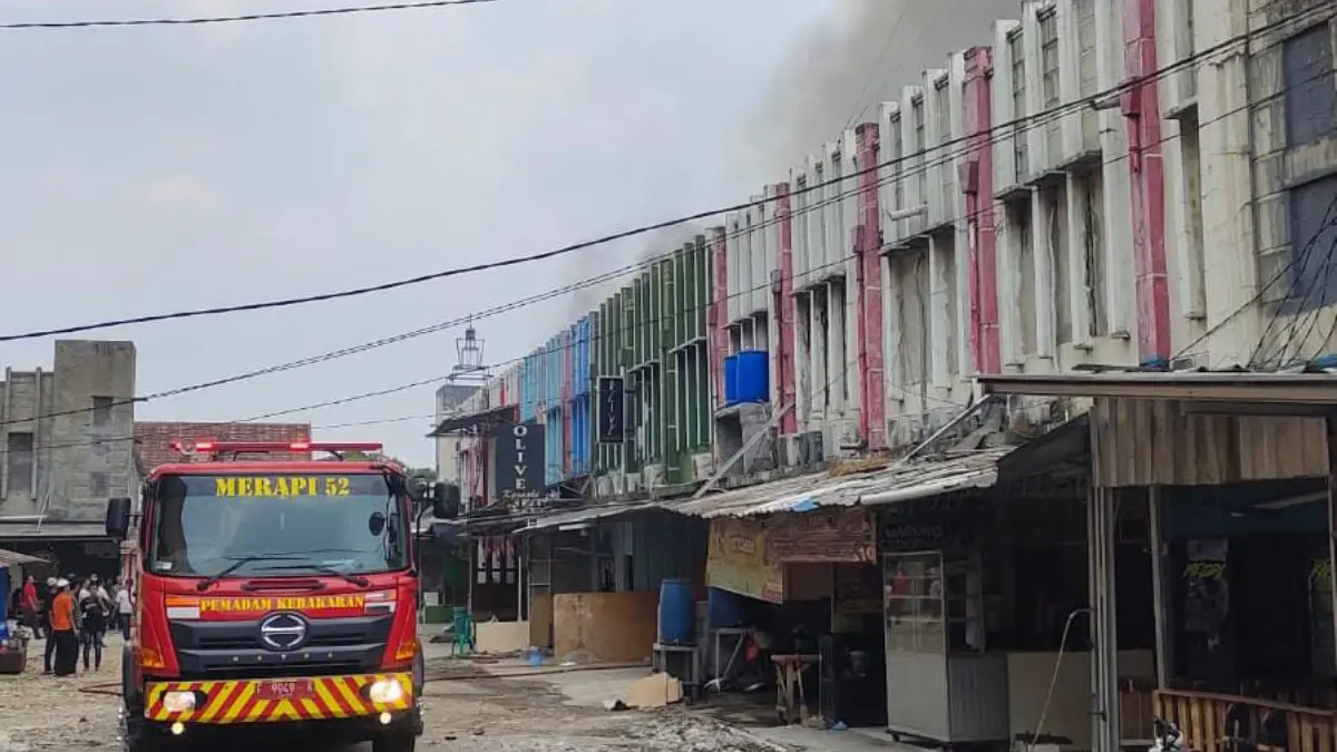 Kebakaran sejumlah ruko di Dua Raja Sukaraja, Kabupaten Bogor. Foto: Tangkapan layar video.