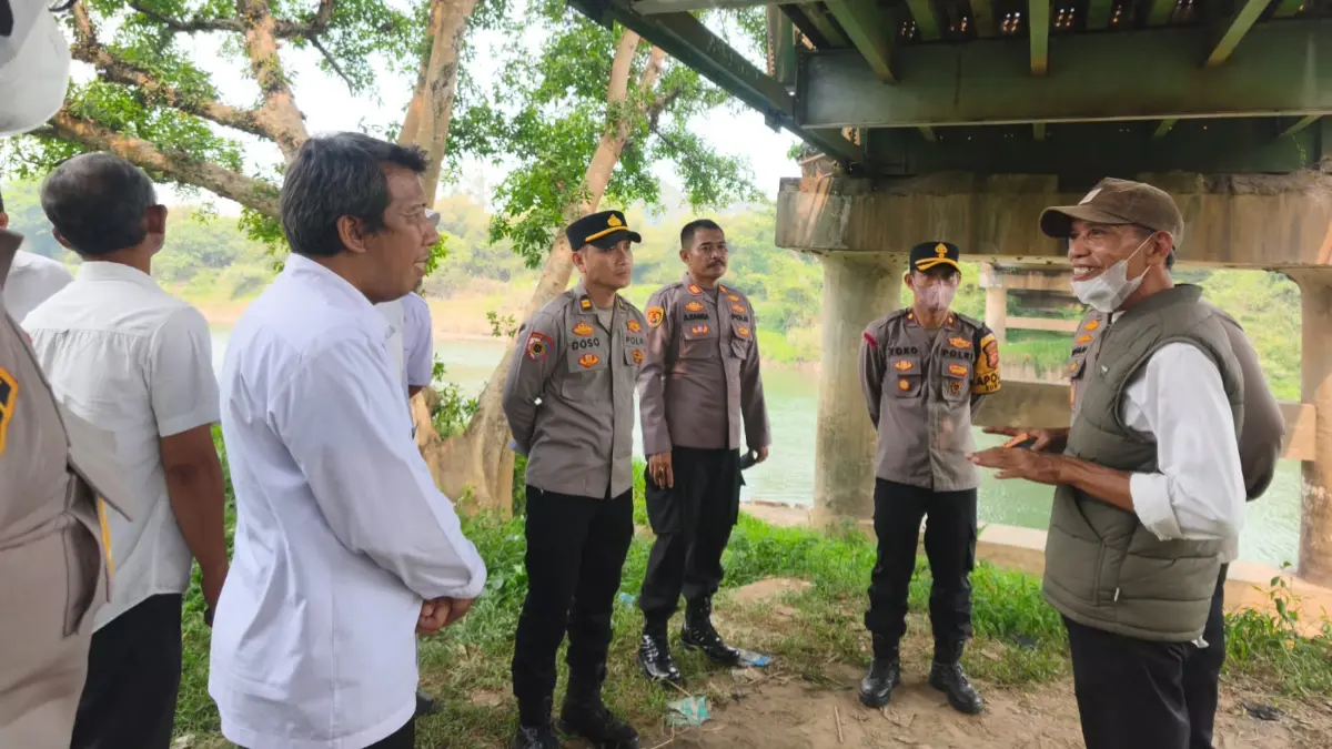 Kepala Desa Sukamulya, Ikhwan Nur Arifin memberikan penjelasan masalah Jembatan Leuwiranji Bogor, Rabu 9 September 2026.  (Nasir/ Radar Bogor)