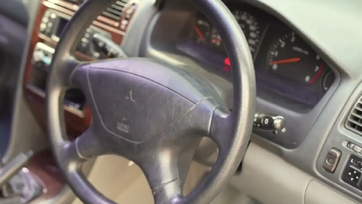 Mitsubishi Galant V6 tahun keluaran tahun 2000 bisa jadi pilihan.
