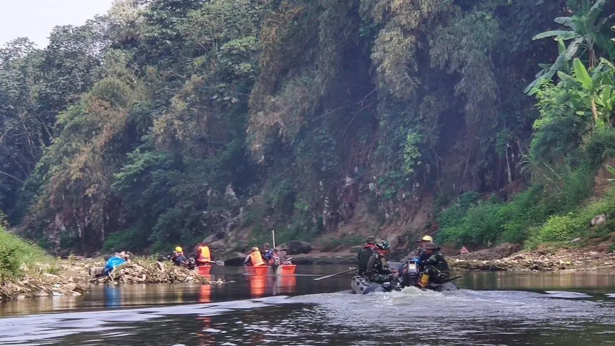 Pencemaran limpah pabrik yang mengakibatkan Sungai Cileungsi menghitam. (Foto: KP2C for Radar Bogor)