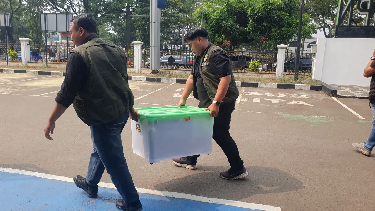 Polda Metro Jaya saat membawa sejumlah barang bukti di Kantor BPN Kabupaten Bogor. Foto : Billy/Radar Bogor.