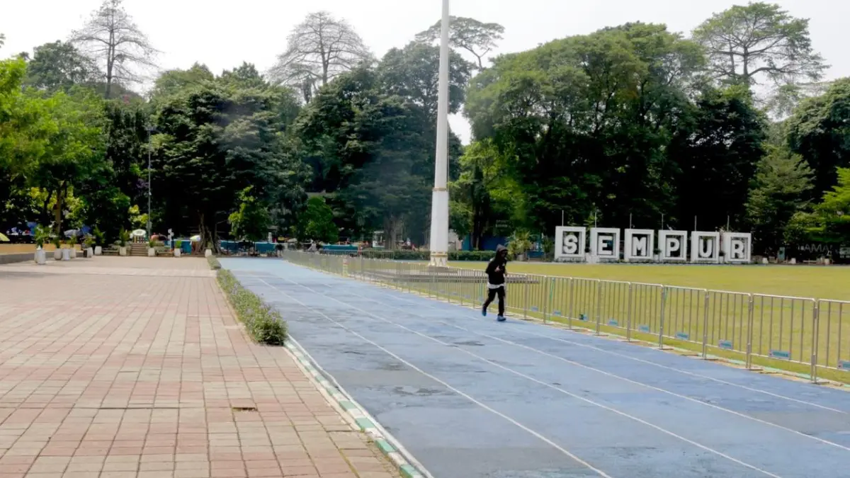 Warga yang tengah lari di jogging track Lapangan Sempur Kota Bogor. Foto: Raissa/Magang Radar Bogor