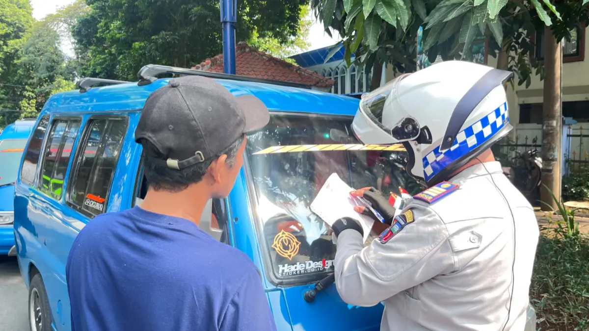 Dinas Perhubungan (Dishub) Kota Bogor menertibkan angkot atau Angkutan Antar Kota Dalam Provinsi (AKDP) yang melintas di wilayah Kota Bogor. (Fikri/Radar Bogor)