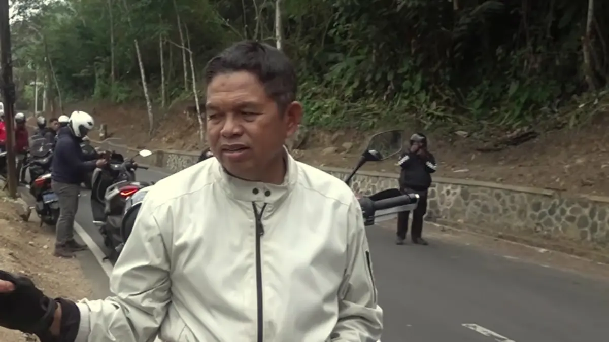 Gubernur Jawa Barat, Dedi Mulyadi menegur sopir truk yang membawa muatan melebihi kapasitas di Garut.