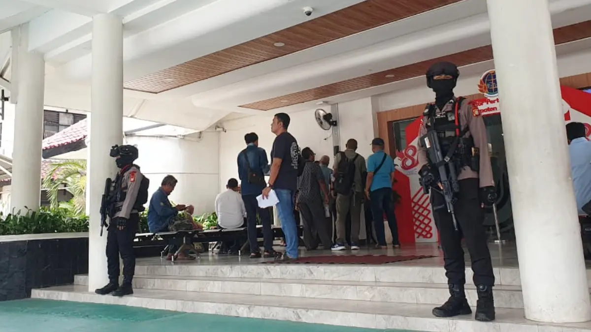 Kantor BPN Kabupaten Bogor mendapat penjagaan polisi saat Tim Penyidik melakukan penggeledahan. (Billy/Radar Bogor)