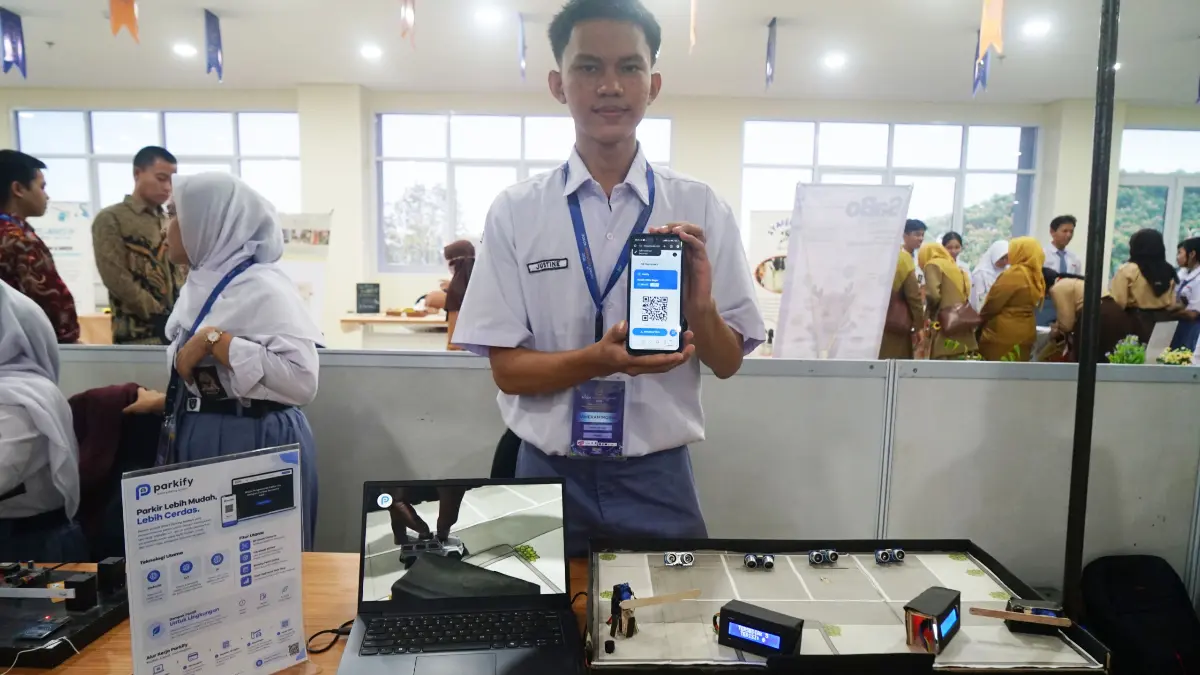 Pelajar SMKN 4 Kota Bogor menjelaskan inovasi alat Parkify di BIA 2026. Foto: Sofiansyah/Radar Bogor