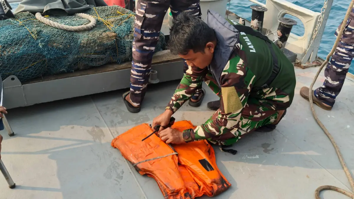 Pelampung renang ditemukan TNI AL mengapung di perairan sebelah barat Cikoneng-Labuan, dekat Anyer, Banten. (Dok. TNI AL)