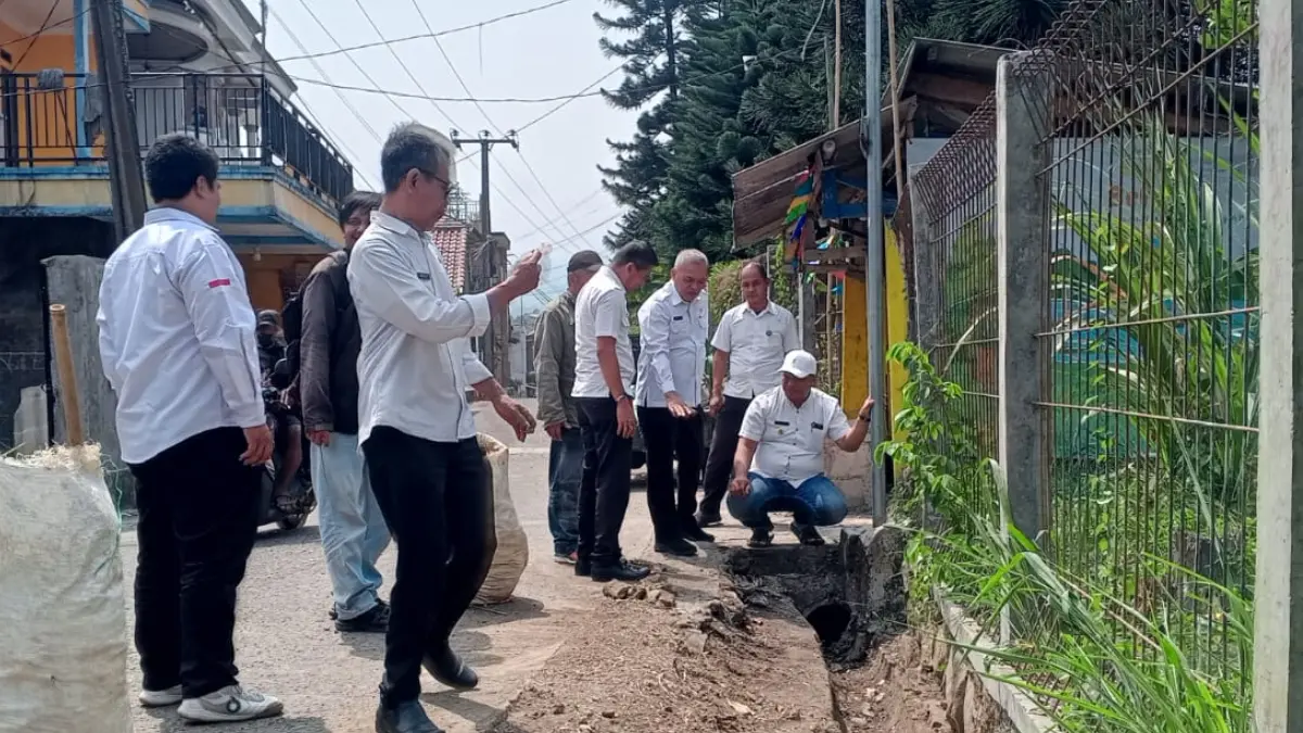 Pemerintah Kecamatan Caringin memonitoring pelaksanaan pembangunan Kampung Dayeuh Pajajaran di Desa Muara Jaya, Caringin, Kabupaten Bogor. (Dok. Pemcam Caringin)