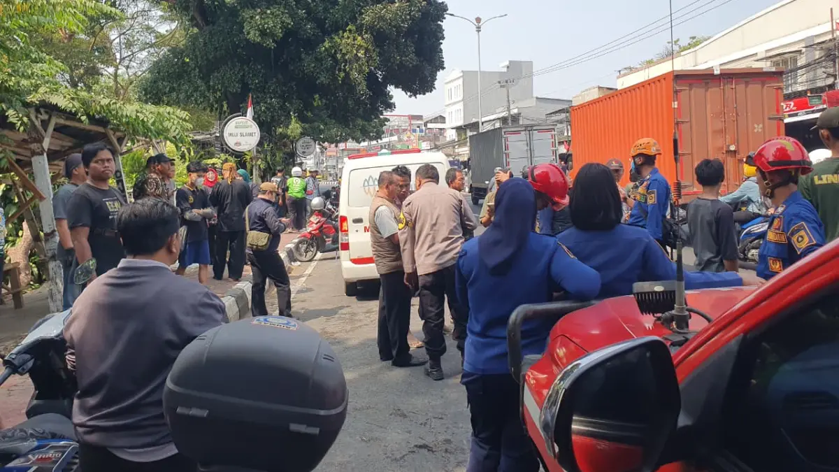 Petugas gabungan saat mengevakuasi jenazah yang ditemukan di Sungai Kali Baru, Cibinong. Foto:Billy/Radar Bogor.