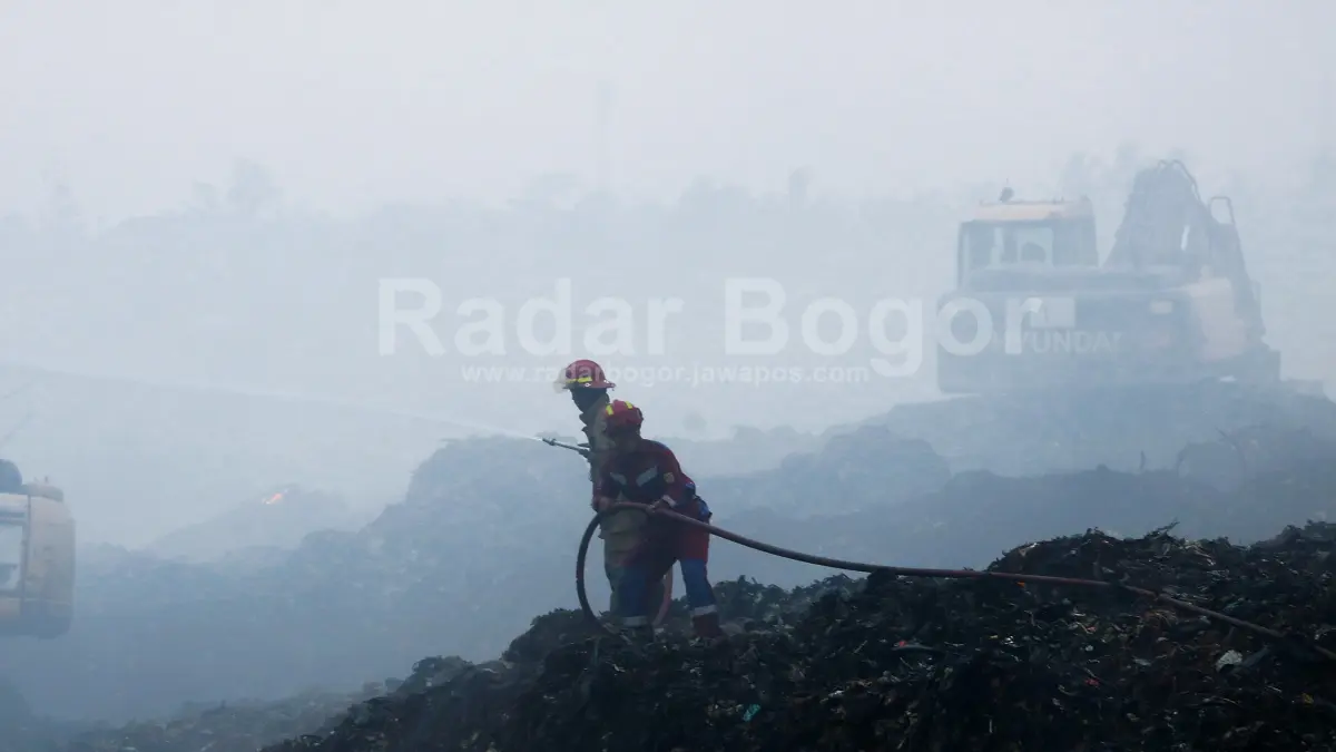 Petugas melakukan pendinginan di Tempat Pembuangan Sampah (TPAS) Galuga, Kabupaten Bogor, Jawa barat. Kamis (10/9/2026). TPAS Galuga terbakar sejak Senin (7/9) mengakibatkan 7.1 hektar kawasan terbakar hingga hari ke lima penanganan tersebut masih berlangsung. Foto : Hendi Novian / Radar Bogor