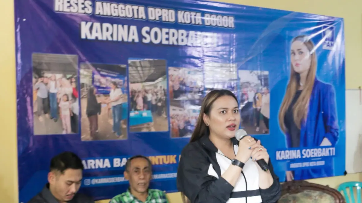 Anggota DPRD Kota Bogor Karina Soerbakti saat reses di Kampung Sukamulya. (Raissa/Radar Bogor)