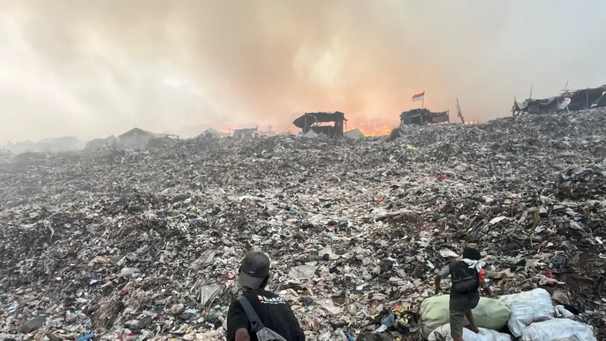 Api dan asap pekat kembali muncul di sisi selatan hingga barat TPA Galuga, Cibungbulang, Kabupaten Bogor, Jumat, 11 September 2026. (Septi Nulawam H/Radar Bogor)