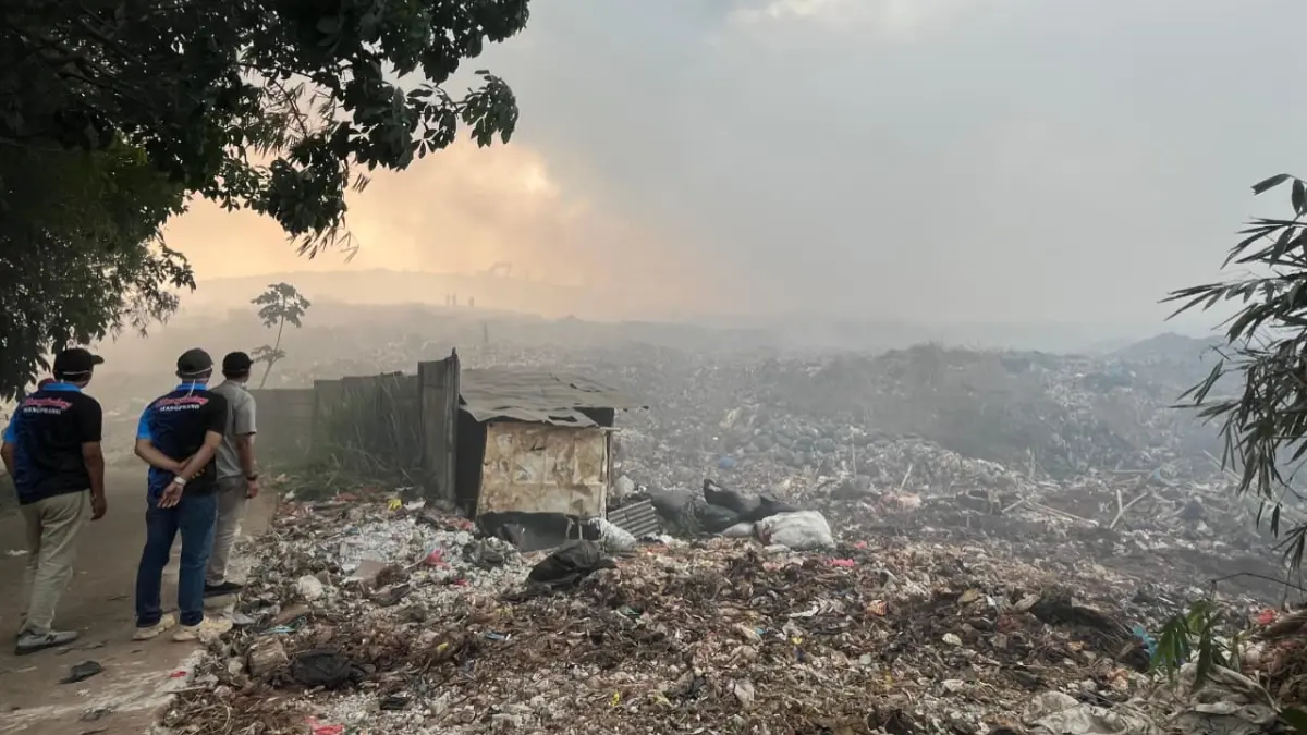 Api dan kepulan asap kembali muncul di TPA Galuga, Cibungbulang, Kabupaten Bogor Jumat, 11 September 2026 sekitar pukul 15.40 WIB. (Septi N/Radar Bogor)