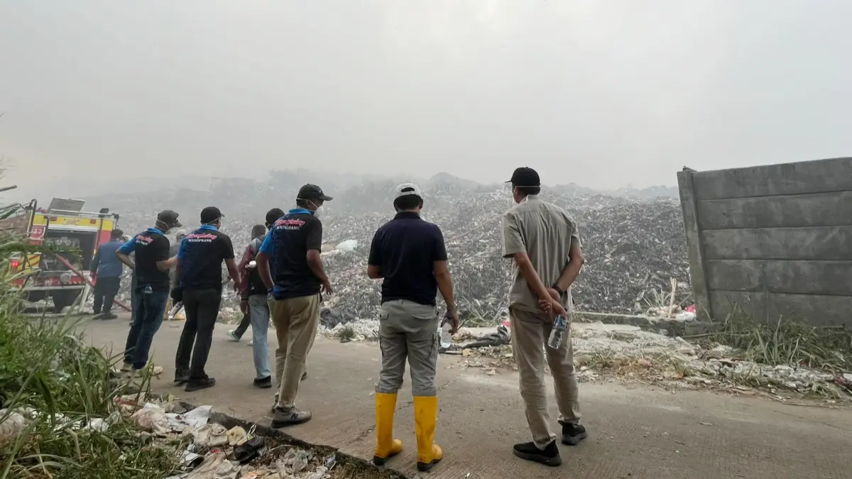 Api dan kepulan asap kembali muncul di TPA Galuga, Cibungbulang, Kabupaten Bogor Jumat, 11 September 2026 sekitar pukul 15.40 WIB. (Septi N/Radar Bogor)