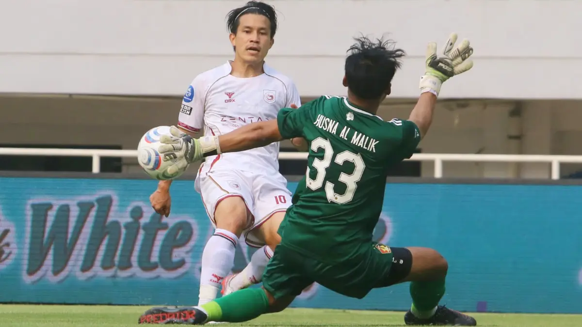 Garudayaksa (jersey putih) gagal menang atas Persik Kediri. (Hendi Novian/Radar Bogor)