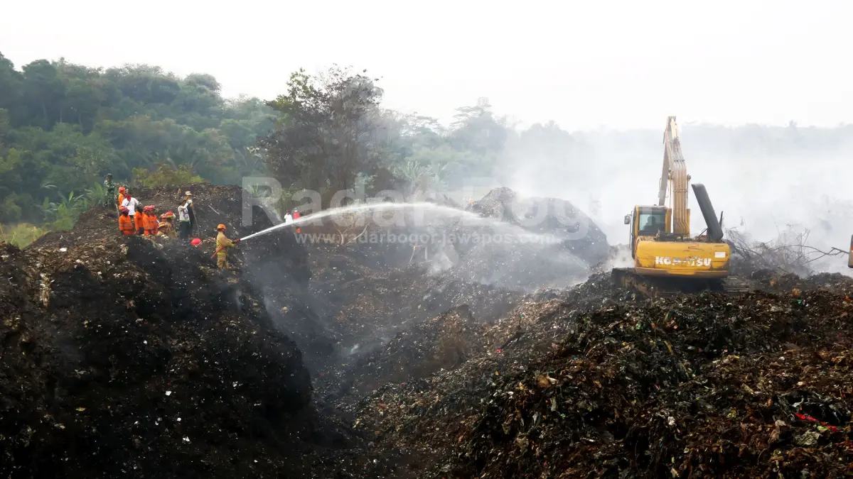 Petugas melakukan pendinginan di Tempat Pembuangan Sampah (TPAS) Galuga, Kabupaten Bogor, Jawa barat. Kamis (10/9/2026). TPAS Galuga terbakar sejak Senin (7/9) mengakibatkan 7.1 hektar kawasan terbakar hingga hari ke lima penanganan tersebut masih berlangsung. Foto : Hendi Novian / Radar Bogor
