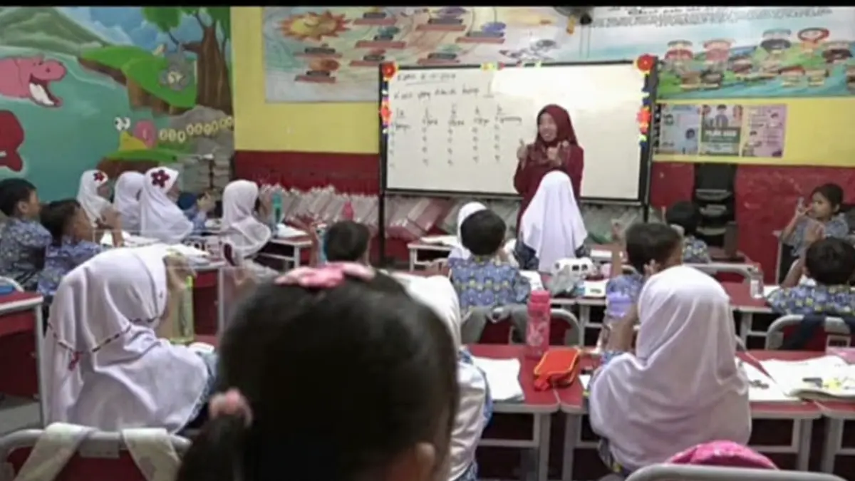 Ilustrasi guru PPPK yang bisa bersiap untuk alih status jadi PNS 2027 (Foto: YouTube TVR Parlemen).