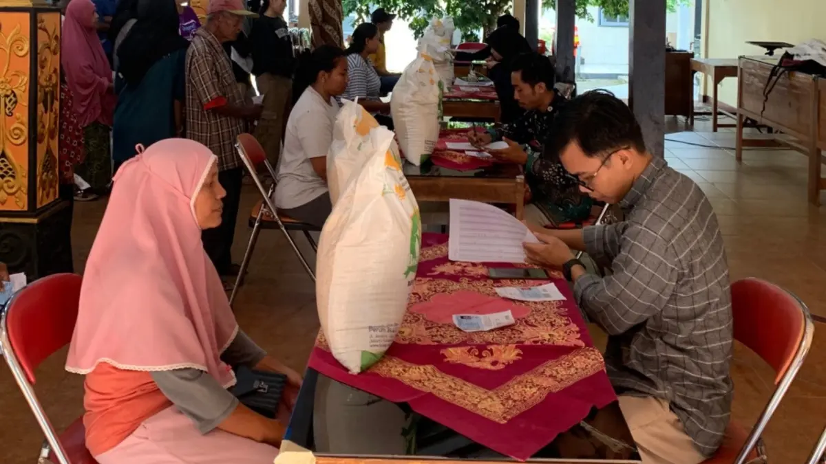 Ilustrasi penyaluran bansos PKH BPNT serta sembako kepada KPM (Instagram @kalurahansumberarum)