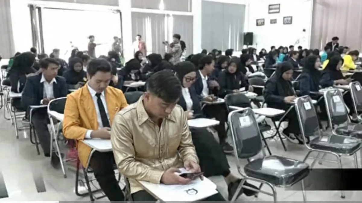 Ilustrasi peserta peralihan status PPPK hingga penerima KIP Kuliah 2027 (Foto: YouTube TVR Parlemen, diolah Meta AI).