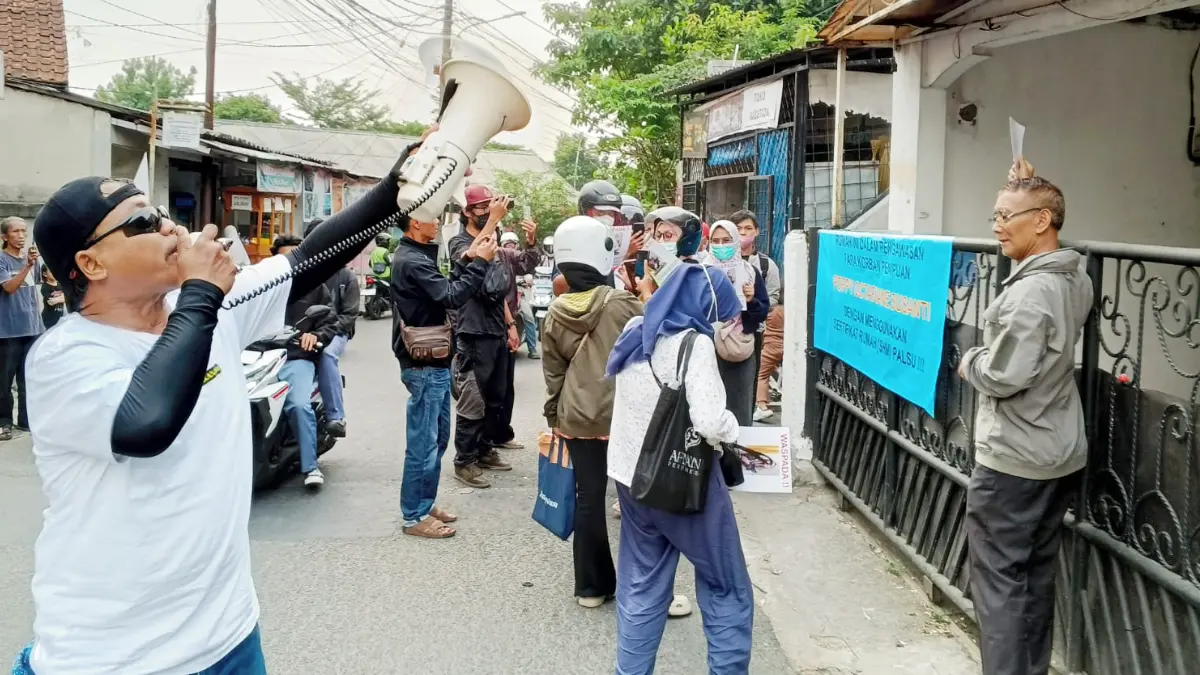 Massa yang mendatangi rumah terduga pelaku penipuan investasi bodong di Pasir Kuda, Kota Bogor. (Fikri/Radar Bogor)