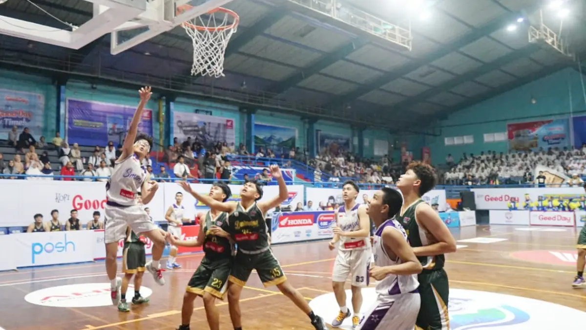 Pertandingan antara SMAN 1 Bogor vs SMA Dwi Warna Bogor di Honda DBL with Kopi Good Day 2026 West Java-West. (Sofiansyah/Radar Bogor)