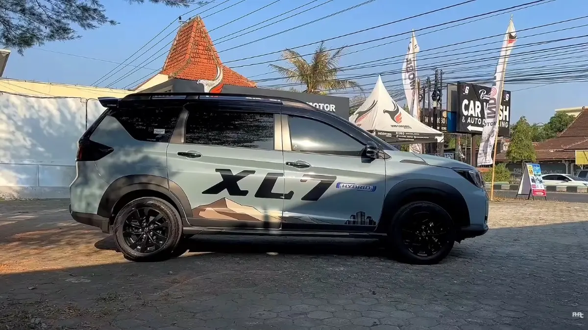 Suzuki XL7 Facelift mendapat penyegaran tampilan dan fitur baru, termasuk kamera 360 derajat, head unit lebih lengkap, serta dashcam Pioneer. Foto: Ridwan Hanif/YouTube