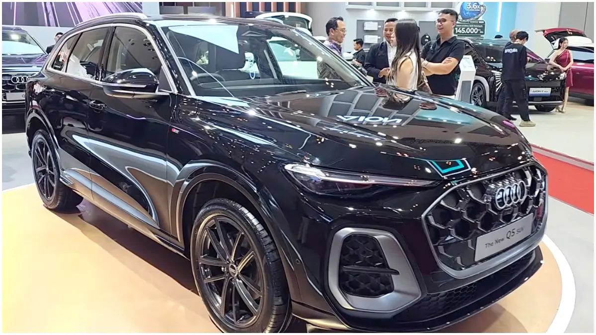 Audi Q5 Black Edition hadir dengan mesin 2.0 TFSI 196 PS, velg 20 inci, serta kabin premium dengan berbagai fitur modern. (Foto: B Channel/YouTube)
