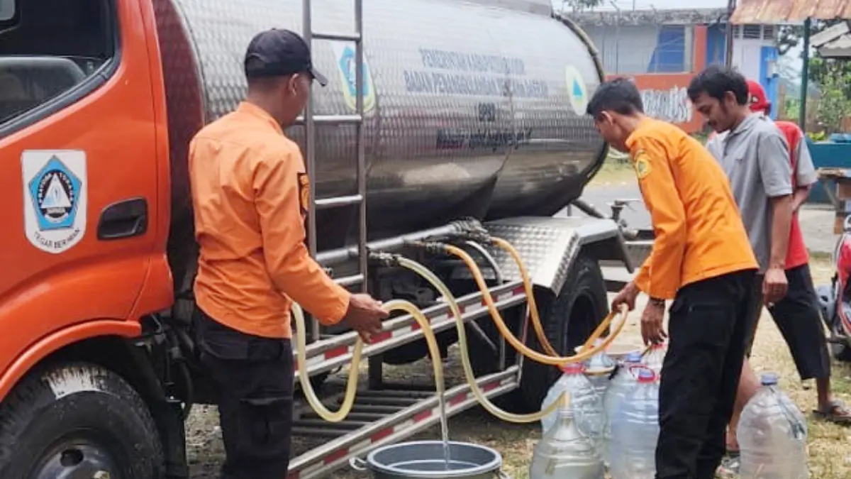 BPBD Kabupaten Bogor menyalurkan bantuan air bersih untuk warga Ciampea yang terdampak kekeringan. (Dok. Pemkab Bogor)
