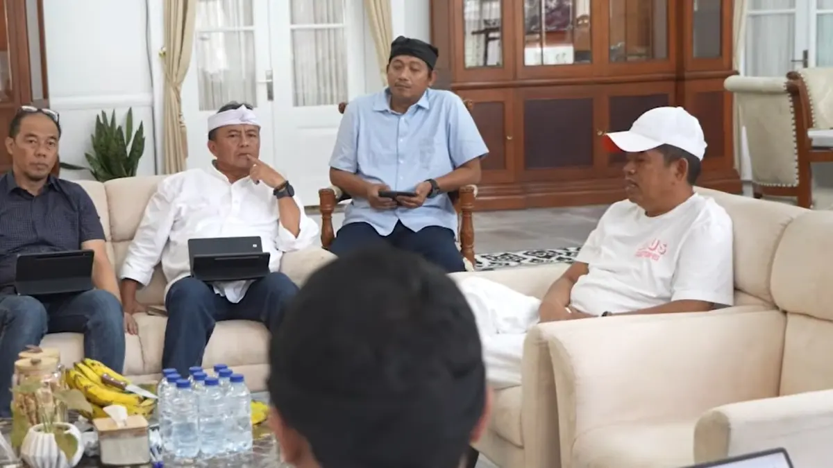 Gubernur Jawa Barat Dedi Mulyadi saat menerima laporan terkait PAD dari pajak (Kanal youtube Dedi Mulyadi)