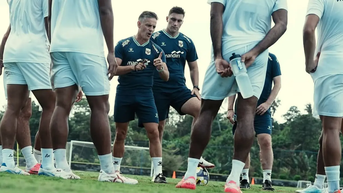 Kepala Pelatih Timnas Indonesia, John Herdman memberikan pengarahan kepada para pemain. (Instagram @officialjohnherdman)