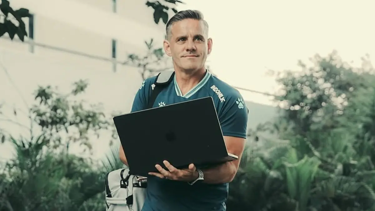 SERIUS: Kepala Pelatih Timnas Indonesia, John Herdman mengamati para pemain saat latihan. (Instagram @officialjohnherdman)