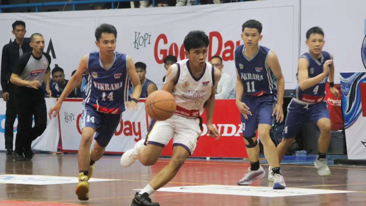 SMK Wikrama Bogor (jersey biru) menang telak 33-11 atas SMA Kesatuan Bogor/Unity (jersey putih) di Honda DBL with Kopi Good Day 2026 West Java-West. (Raissa/Radar Bogor)