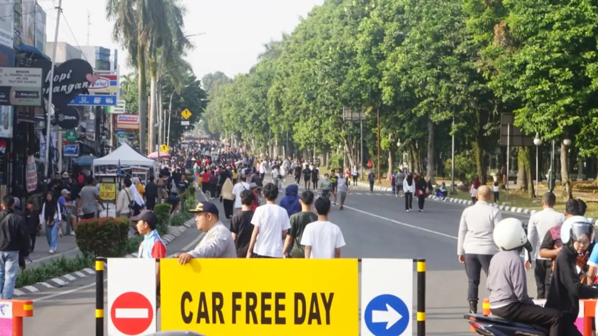 Suasana hari bebas kendaraan bermotor atau car free day (CFD) di Jalan Sudirman kawasan air mancur Kota Bogor. (Sofiansyah/Radar Bogor)