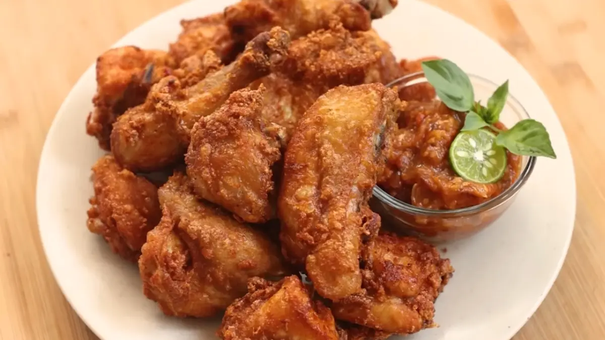 Ayam goreng dan sambal tomat (YouTube Devina Hermawan)