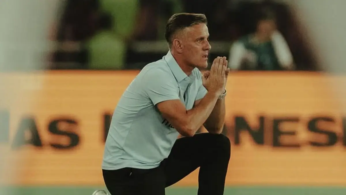 FOKUS: Kepala Pelatih Timnas Indonesia, John Herdman saat memantau para pemain. (Instagram @officialjohnherdman)