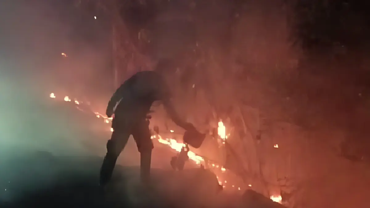 Kapolsek Parungpanjang, Kompol Muhammad Taufik saat ikut memadamkan api.