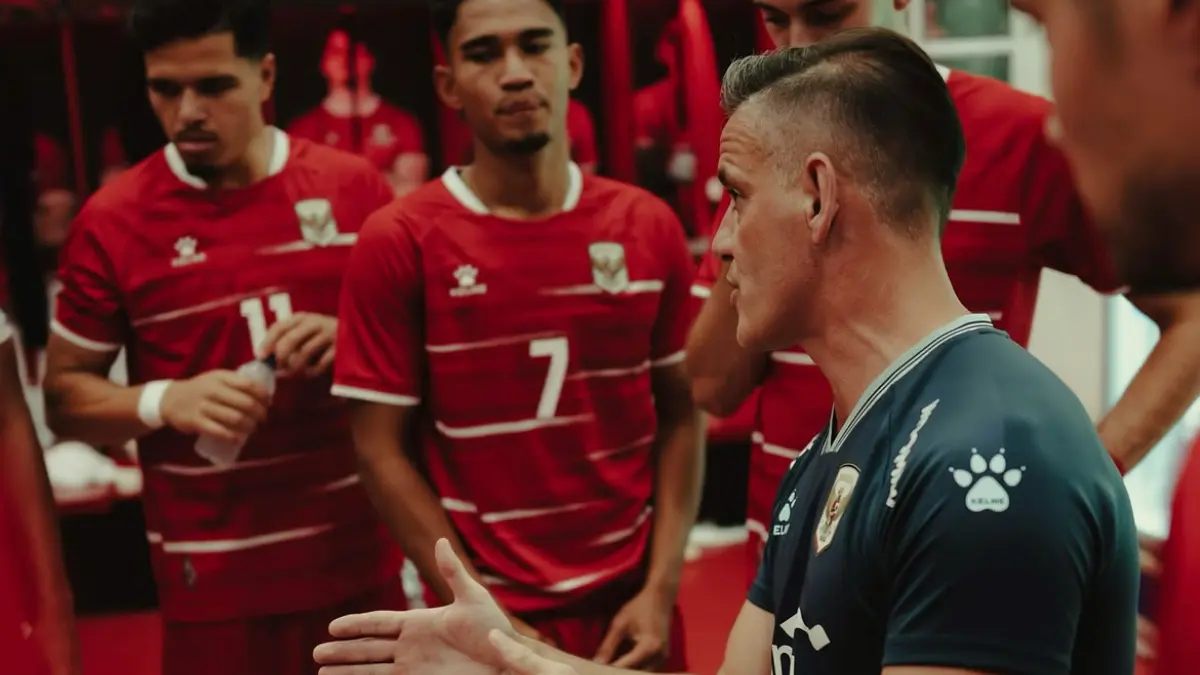 Kepala Pelatih Timnas Indonesia, John Herdman saat memberikan arahan kepada para pemain. (Instagram @officialjohnherdman)