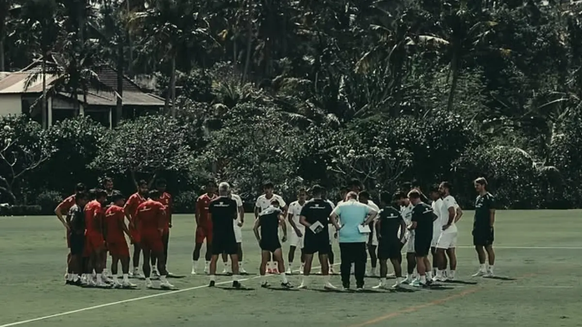 Para pemain Timnas Indonesia saat mendapat arahan dari pelatih. (Instagram @officialjohnherdman)