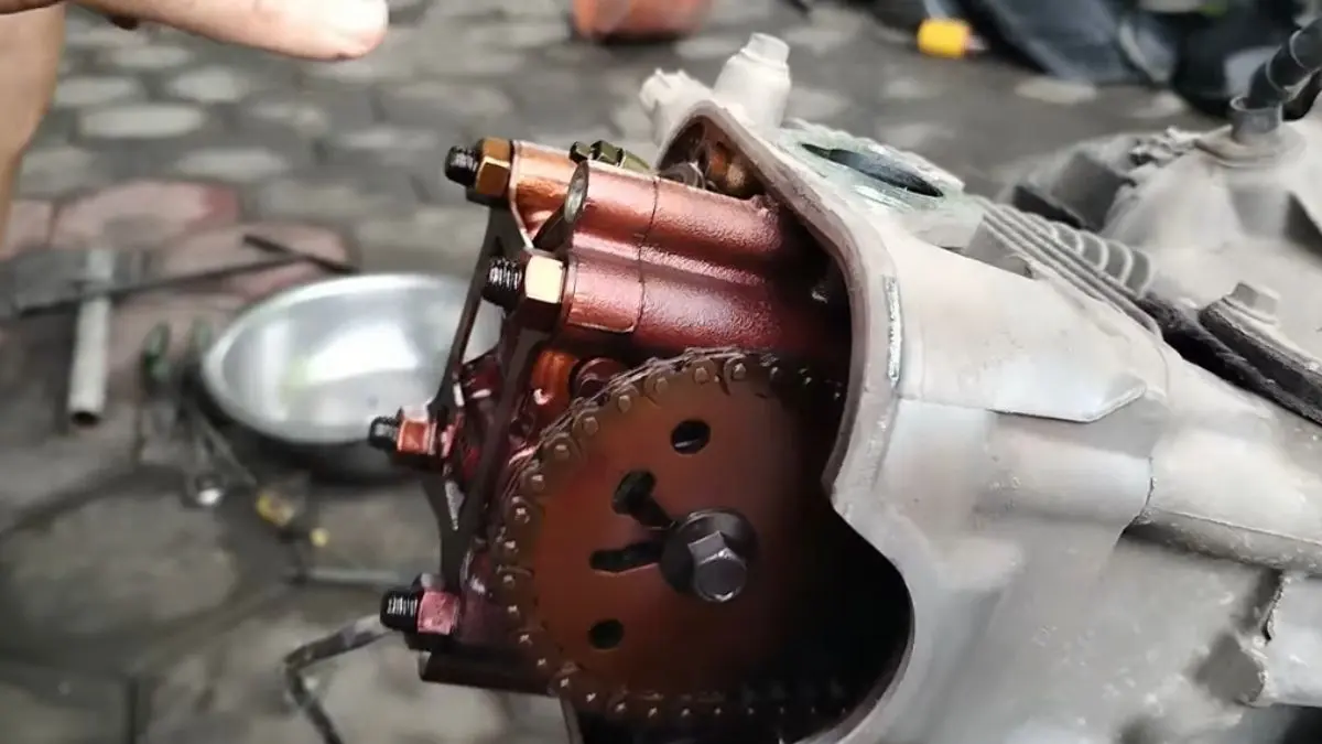 Pembongkaran mesin motor injeksi mogok total (YouTube AGM channel)