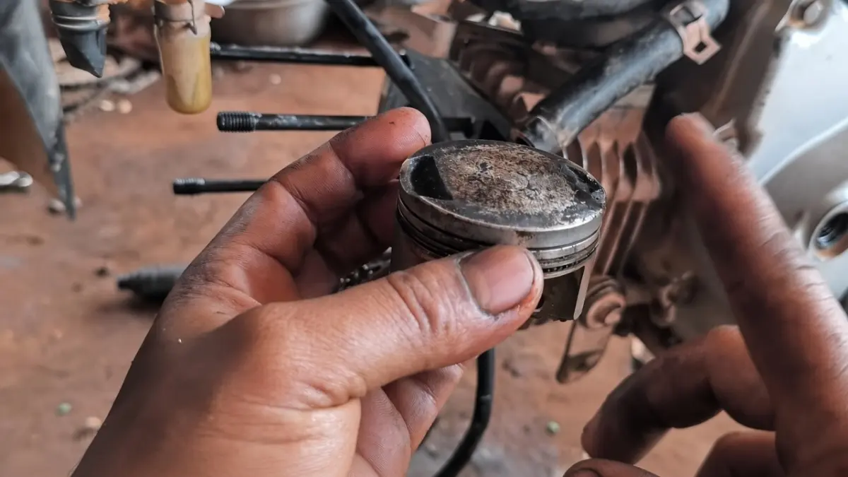 Piston dome di motor Supra 125 (YouTube kembang turi channel)