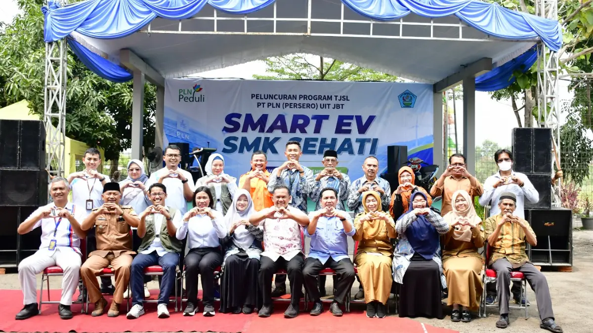 PT PLN (Persero) Unit Induk Transmisi Jawa Bagian Tengah (UIT JBT) melalui Unit Pelaksana Transmisi (UPT) Karawang menghadirkan Program Smart EV di SMK Sehati Karawang. (Dok. PLN)