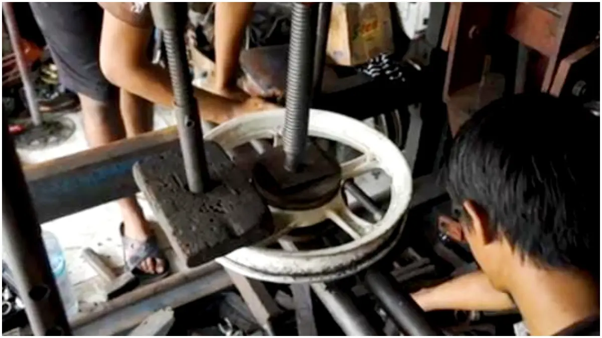 Tampilan reparasi velg dan segitiga pada motor. (Foto : Kanal Youtube @MotorPlus)