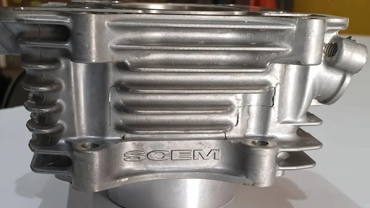 Teknologi SCEM pada dinding silinder mesin motor Suzuki (YouTube Fuse box moto)