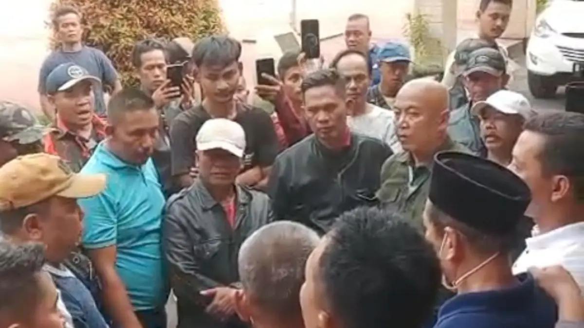 Warga mendatangi Mapolsek Megamendung. (Tangkapan layar video warga)